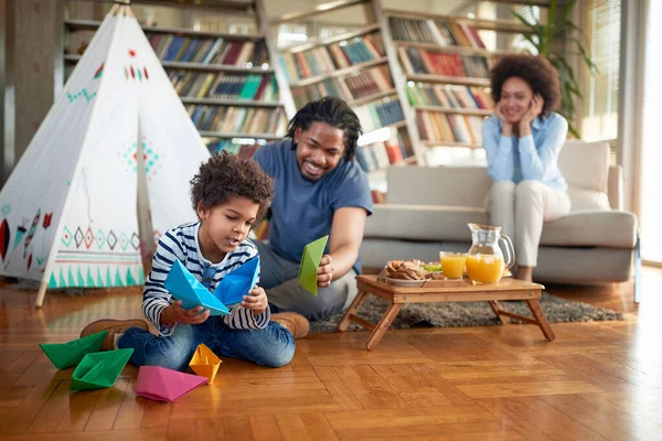 Glückliche Familie Die Mit Papierbooten Spielt Und Gleichzeitig Die Zeit — Stockfoto
