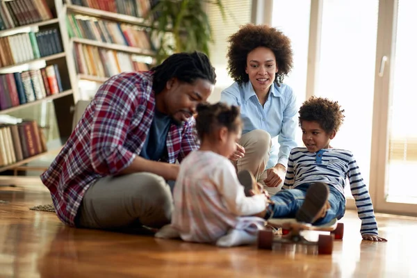 Eine Junge Fröhliche Familie Genießt Entspannter Atmosphäre Hause Gemeinsam Auf — Stockfoto