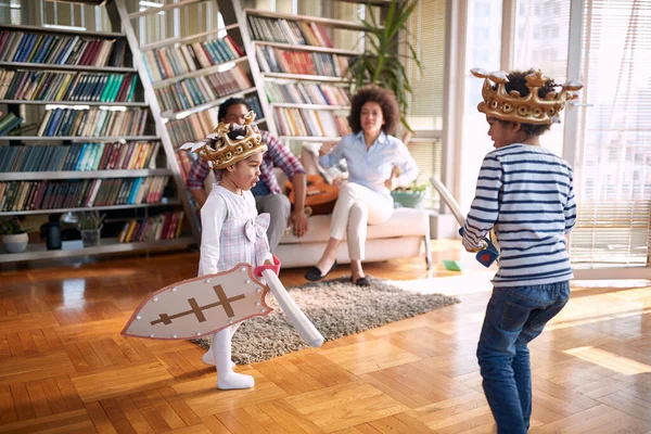 Çocuklar Evde Neşeli Bir Ortamda Oynarken Genç Ebeveynler Eğleniyor Aile — Stok fotoğraf