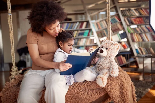 Una Giovane Madre Sta Leggendo Libro Alla Sua Piccola Figlia — Foto Stock