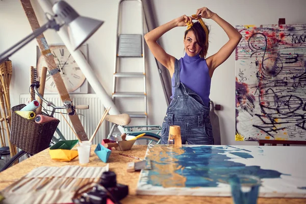 Une Jeune Artiste Féminine Amuse Travailler Sur Une Nouvelle Peinture — Photo