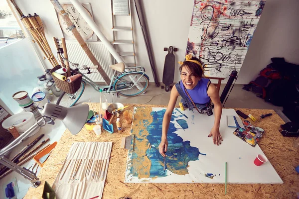 工作空间的女画家 在新油漆上工作的微笑艺术家 — 图库照片