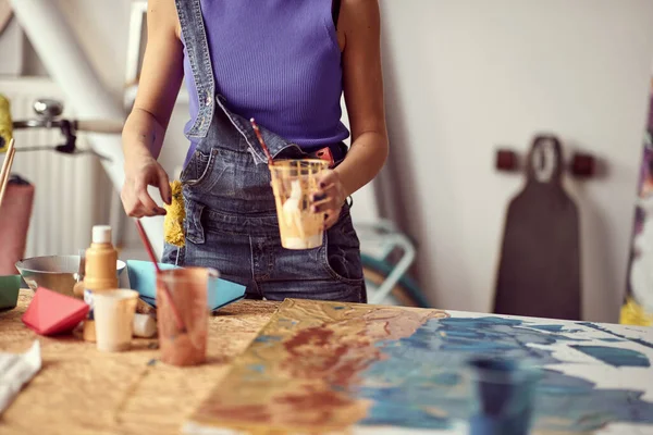 Egy Fiatal Női Művész Festéket Keverget Miközben Egy Festményen Dolgozik — Stock Fotó