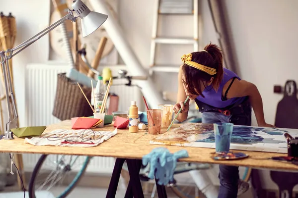 Genç Bir Kadın Sanatçı Stüdyodaki Yaratıcı Atmosferde Yeni Bir Resmin — Stok fotoğraf