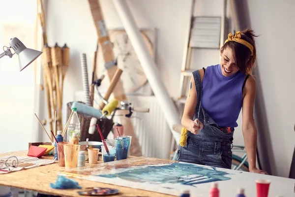 Resim Stüdyosunda Tuvale Resim Çizen Kadın Ressam — Stok fotoğraf