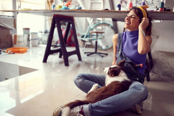 Eine Junge Künstlerin Und Ihr Hund Sitzen Entspannt Auf Dem — Stockfoto