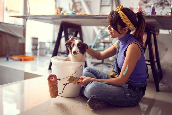 Ung Kvinnlig Konstnär Och Hennes Hund Verkstaden Kreativ Inspirerad Stämning — Stockfoto