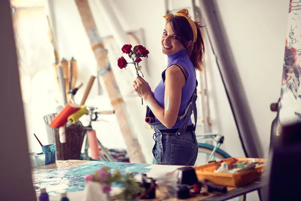Μια Νεαρή Γυναίκα Καλλιτέχνης Λουλούδια Ποζάρει Για Μια Φωτογραφία Μια — Φωτογραφία Αρχείου