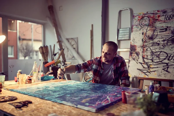 一位年轻的男性艺术家 正在工作室里愉快的气氛中创作新画 工作室 — 图库照片