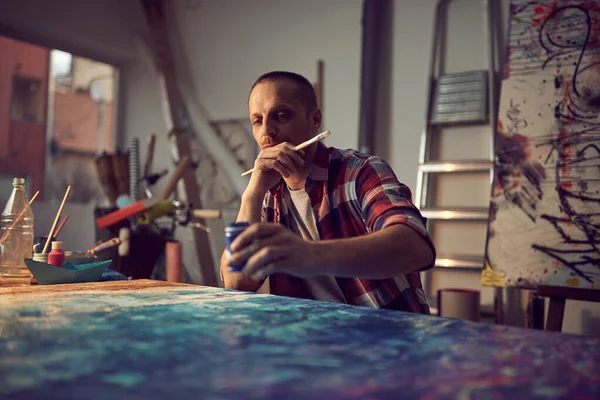 Homem Pintor Espaço Trabalho Artista Que Trabalha Pintura Nova — Fotografia de Stock