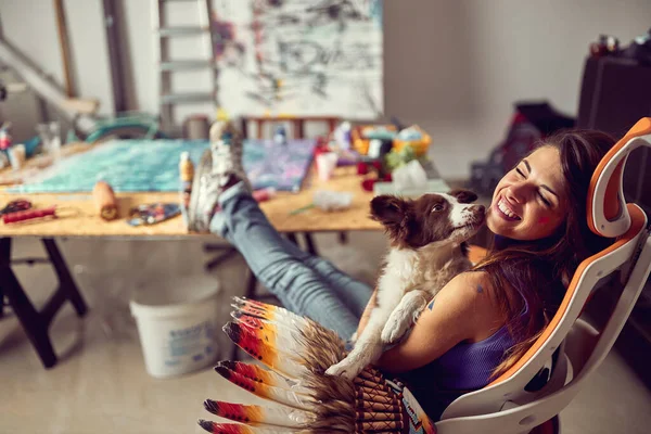 Eine Junge Künstlerin Sitzt Mit Ihrem Hund Stuhl Und Genießt — Stockfoto
