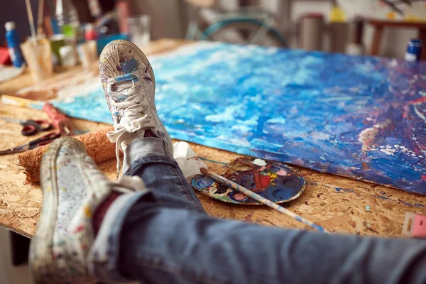 Mujer Artista Pies Sucio Con Pintura Multicolor Estudio — Foto de Stock