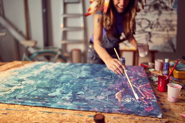 Una Joven Artista Con Sombrero Guerra Ambiente Creativo Estudio Está — Foto de Stock