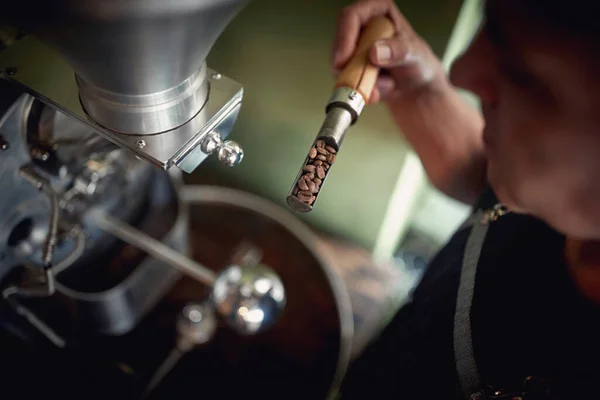 Een Man Analyseert Geurige Aromatische Gebrande Koffiebonen Molen Koffie Drank — Stockfoto
