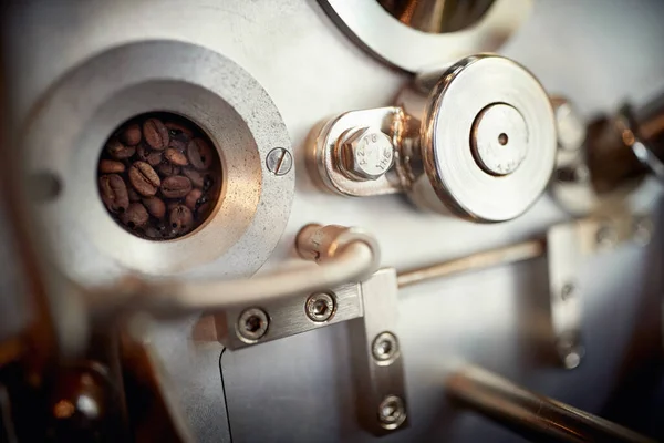 对咖啡豆研磨机生产香味和芳香产品的近距离观察 — 图库照片