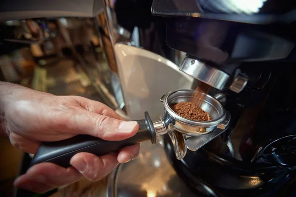 Een Maat Van Geurige Aromatische Gemalen Koffie Wordt Gegoten Het — Stockfoto