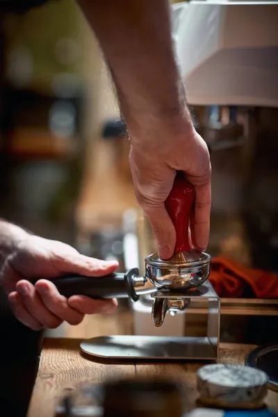 Barman Está Fazendo Café Espresso Perfumado Aromático Atrás Bar Café — Fotografia de Stock
