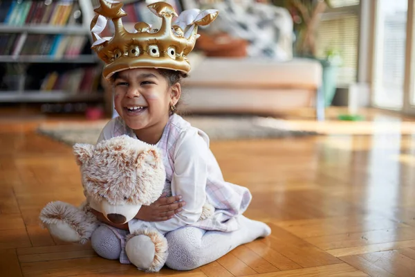 Una Graziosa Bambina Con Una Corona Testa Che Abbraccia Orsacchiotto — Foto Stock