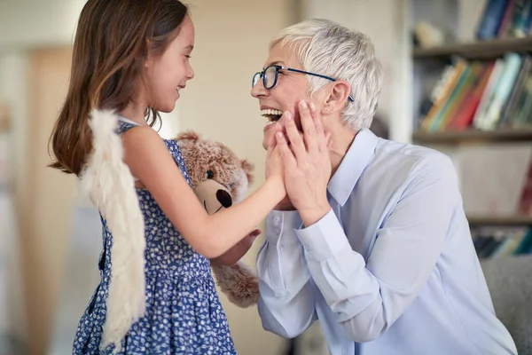 一个快乐的奶奶和孙女在家里的家庭氛围中度过了一段美好的时光 她是如此的快乐 游戏时间 — 图库照片