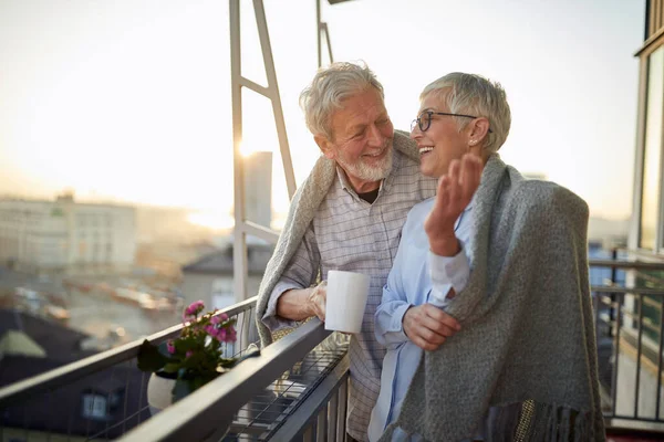 Ein Älteres Paar Plaudert Und Genießt Einen Schönen Sonnenuntergang Von — Stockfoto