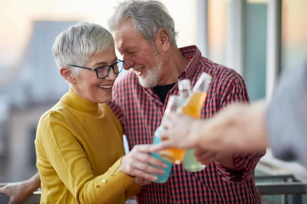 Una Pareja Ancianos Abrazados Amor Está Brindando Disfrutando Una Copa —  Fotos de Stock