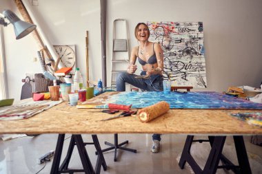 Stüdyoda çalışan çekici genç bir kadın sanatçı.