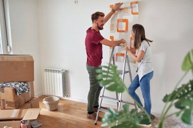 Daire ya da ev onarımı yapan genç çift..