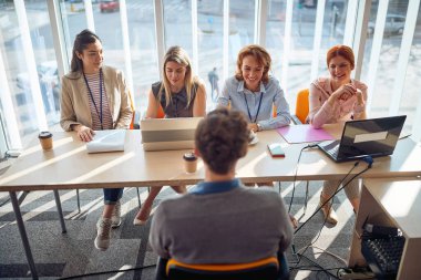 İş dünyasının yaratıcı, güler yüzlü kadınları yaratıcı iş için erkek adayıyla röportaj yapıyor 