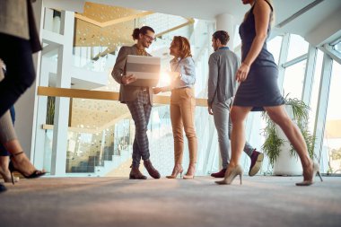 iş kurma ve çalışma koridorlarında duran yaratıcı insanlar