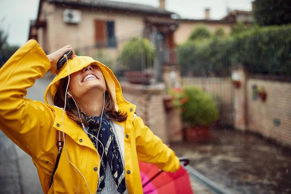 Young Girl Street Enjoying Rain Listening Music Cheerful Atmosphere Walk — Stock Photo, Image
