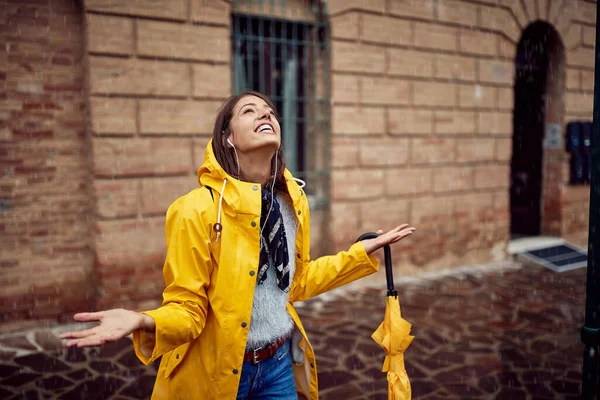 Una Joven Está Disfrutando Gotas Lluvia Cayendo Sobre Ella Día — Foto de Stock