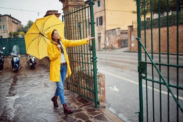 Young Girl Yellow Raincoat Umbrella Likes Walk City Peaceful Atmosphere — Stock Photo, Image