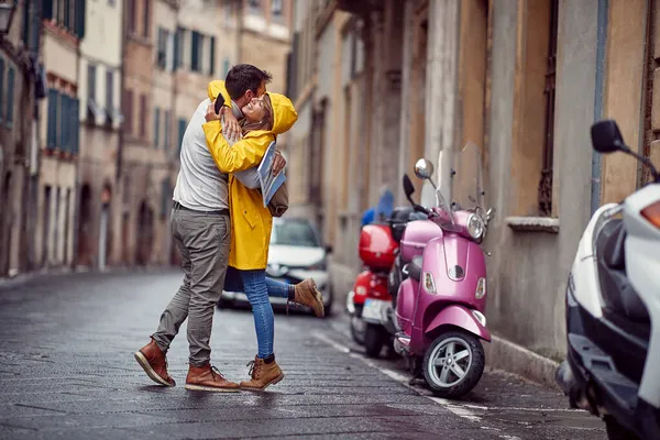 Gelukkig Paar Liefde Knuffelen Regen Regenachtige Dag Buiten — Stockfoto