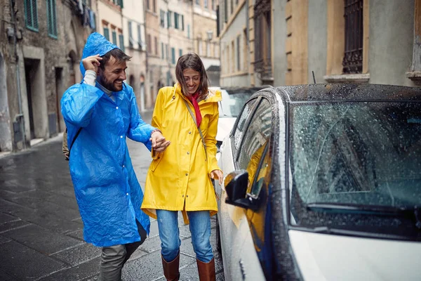 Egy Fiatal Esőkabátos Vidám Pár Ért Kocsihoz Miközben Elfutottak Eső — Stock Fotó