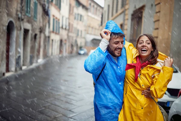 Young Couple Love Having Good Time While Walking City Rain — Stock Photo, Image
