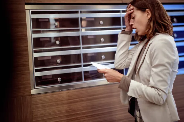 Young Caucasian Woman Receiving Letter Bad News — Stock Photo, Image