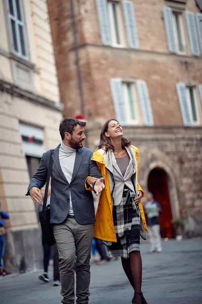 Young Couple Love Talking While Enjoying Walk Old City Cheerful — Stock Photo, Image