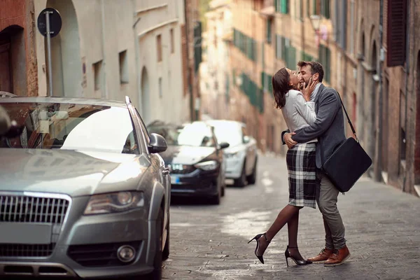 Egy Fiatal Elegáns Szerelmes Pár Romantikus Pillanatokban Sétál Városban Nyugodt — Stock Fotó