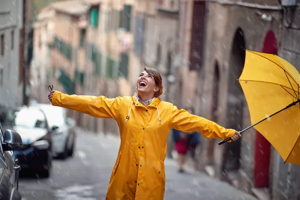 Une Jeune Fille Avec Imperméable Jaune Parapluie Dans Une Promenade — Photo