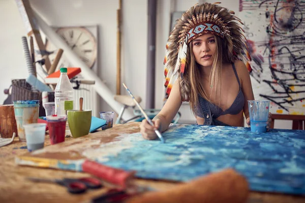 Una Joven Artista Sexy Con Sombrero Guerra Posa Para Una —  Fotos de Stock