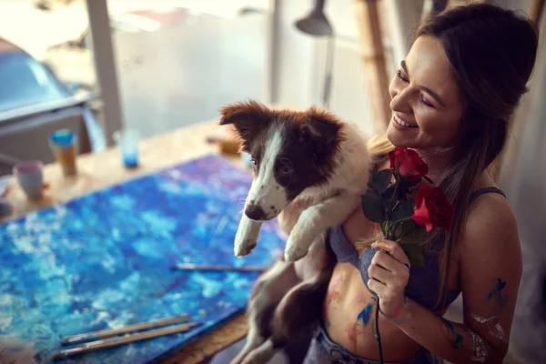 Młoda Seksowna Atrakcyjna Artystka Różami Trzyma Swojego Psa Cieszy Się — Zdjęcie stockowe