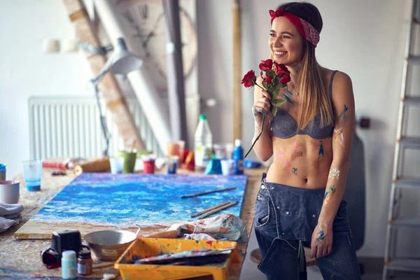 Gülleri Olan Düşünceli Seksi Çekici Bir Kadın Sanatçı Resim Yapmaya — Stok fotoğraf