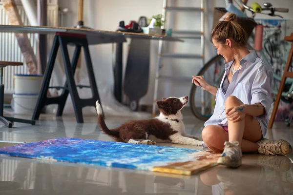 Νεαρή Σαγηνευτική Γυναίκα Καλλιτέχνης Παίζει Σκύλο Της Στο Στούντιο — Φωτογραφία Αρχείου
