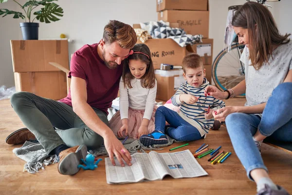 Famille Caucasienne Avec Deux Enfants Déménageant Dans Nouvel Endroit — Photo