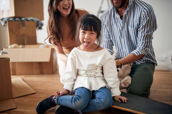 Belle Famille Multi Ethnique Emménageant Ensemble Dans Une Nouvelle Maison — Photo