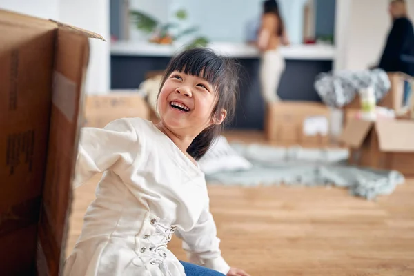 Ein Kleines Mädchen Spielt Auf Dem Fußboden Fröhlicher Atmosphäre Einem — Stockfoto