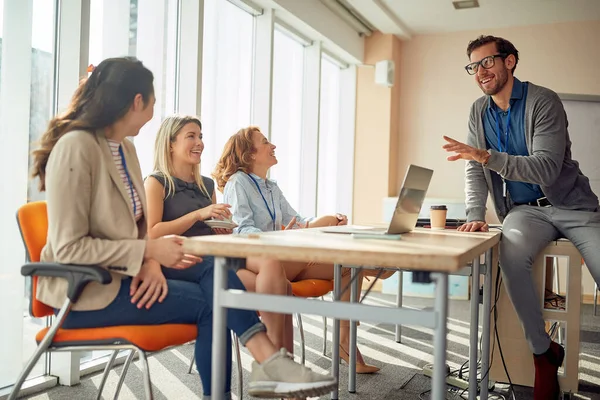 Hombre Negocios Sonriente Hablando Con Colegas Multiétnicos Oficina — Foto de Stock