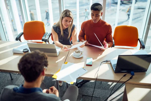 Gente Negocios Multiétnicos Entrevista Hombre Candidato Para Trabajo Creativo — Foto de Stock