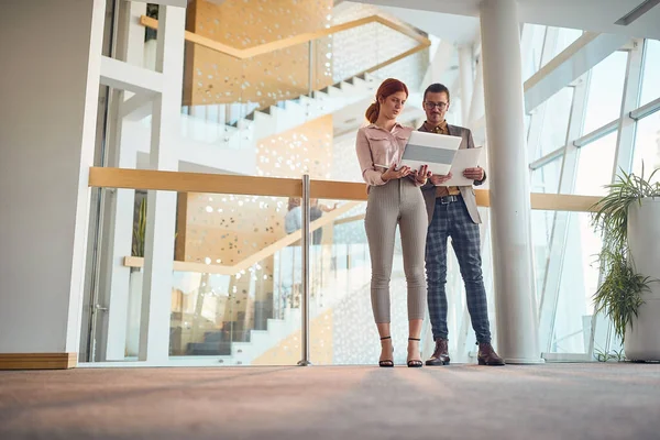 Empresarios Riendo Mientras Trabajan Juntos Lobby Empresa — Foto de Stock