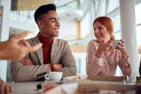 Man Skrattar Roligt Skämt Med Olika Medarbetare Vänligt Arbetslag Njuter — Stockfoto